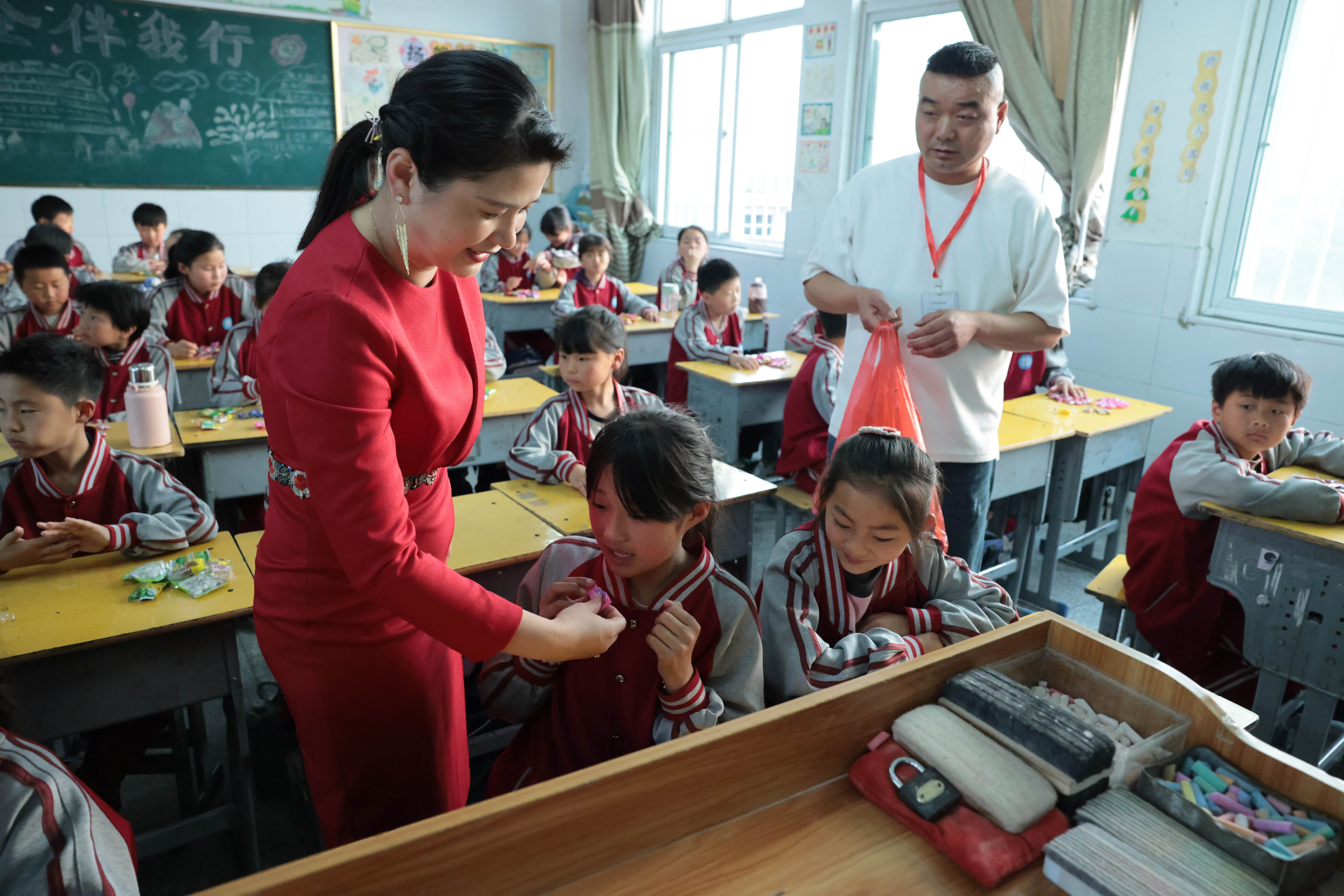 在爱意的“双向奔赴”中丨第249所星空网页版登录入口公益学校揭牌 在爱意的“双向奔赴”中丨第249所星空网页版登录入口公益学校揭牌